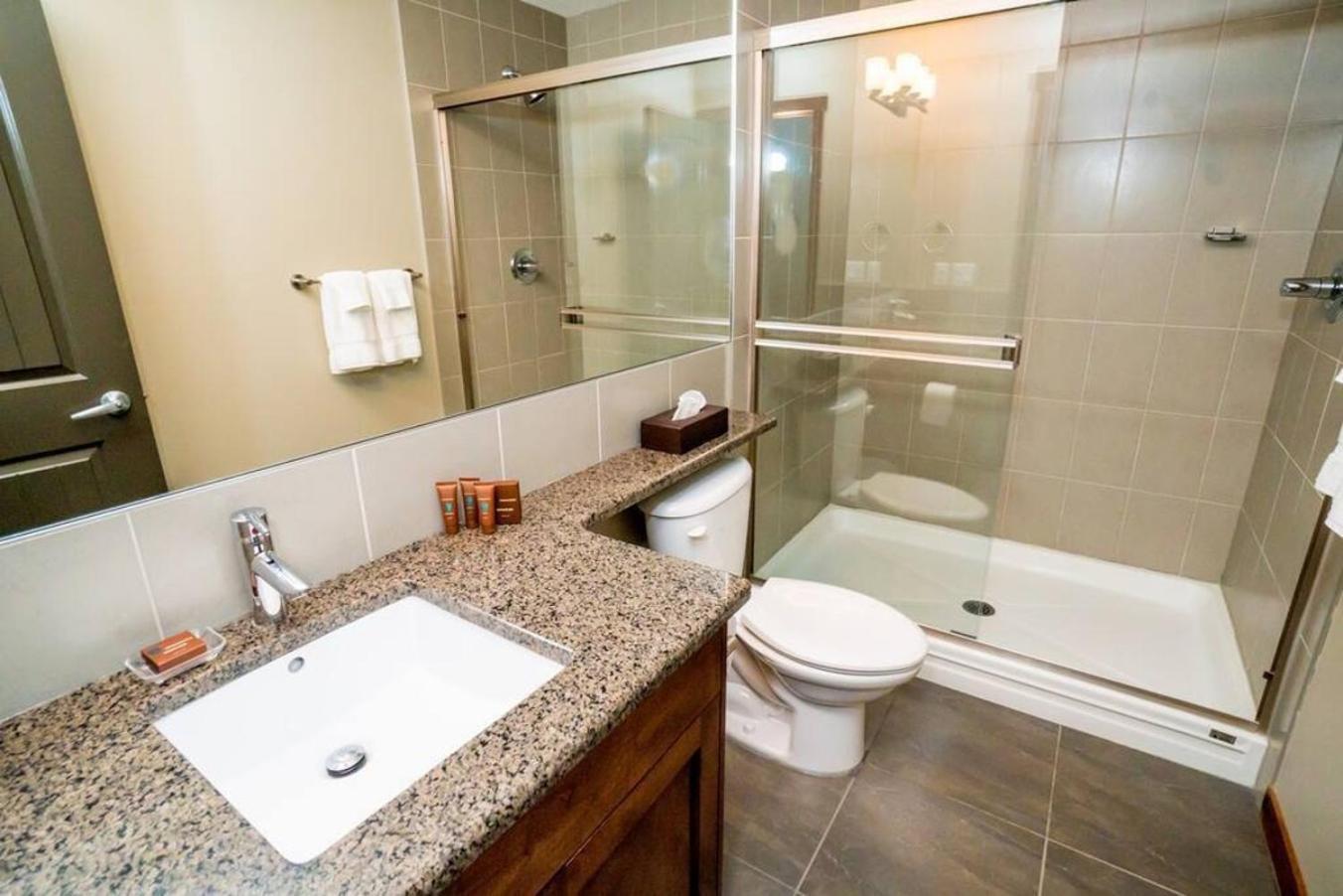 Spacious Penthouse Suite-King Beds-Pool & Hot Tub Канмор Экстерьер фото